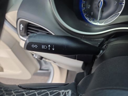 Used 2023 Chrysler Pacifica Touring-L FWD image 13