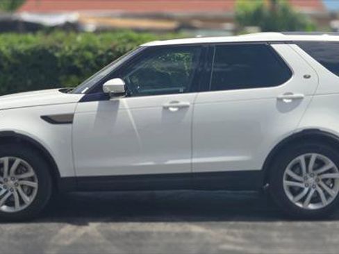 Used 2019 Land Rover Discovery SE image 3