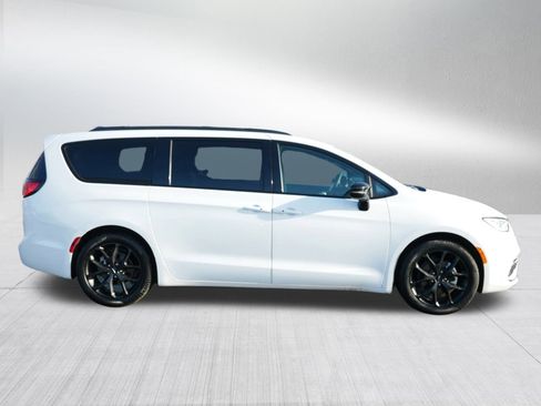 Used 2024 Chrysler Pacifica Touring-L w/ Uconnect Theater Family Group image 8