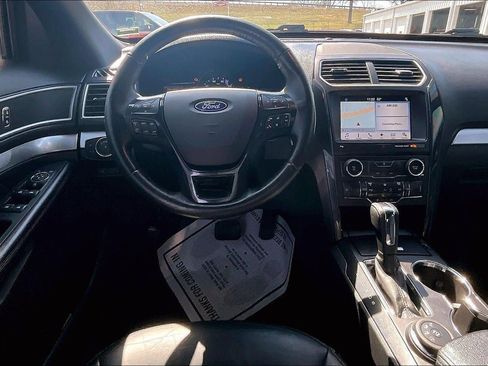 Used 2017 Ford Explorer XLT w/ Equipment Group 202A image 5