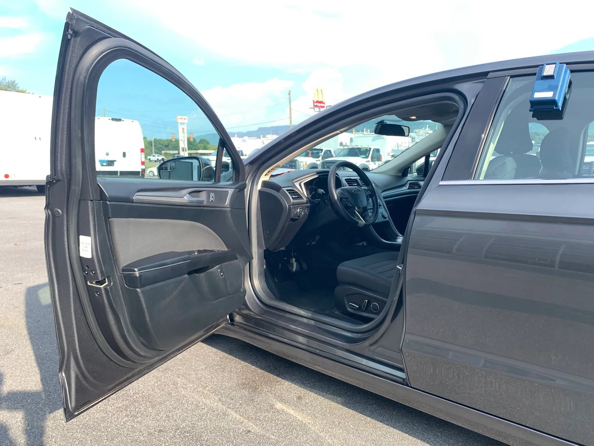 Used 2017 Ford Fusion SE FWD image 7