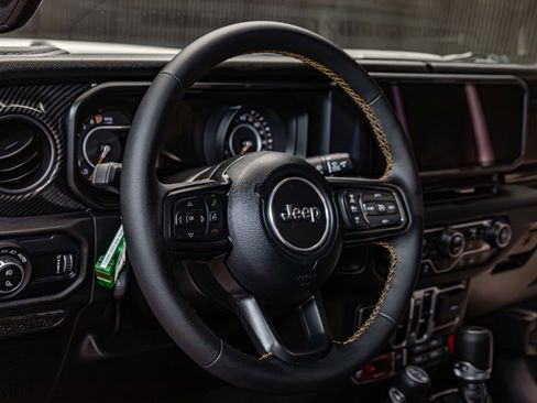Used 2025 Jeep Gladiator Willys image 13