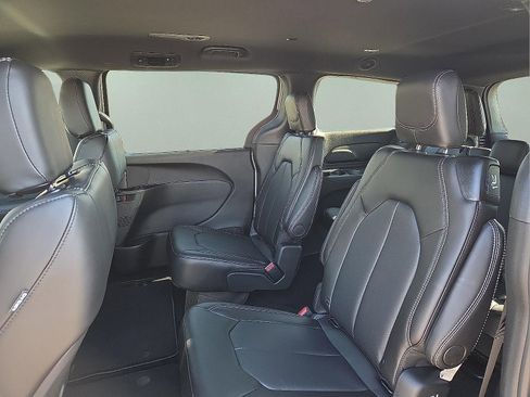 New 2026 Chrysler Pacifica Select image 10