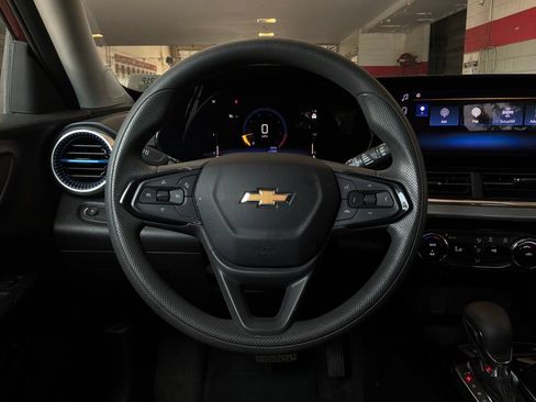 Used 2025 Chevrolet Trax LT FWD image 32