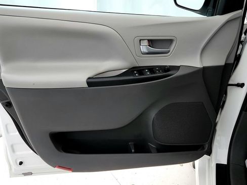 Certified 2020 Toyota Sienna LE w/ LE Preferred Package FWD image 23