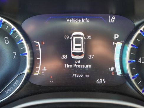 Used 2021 Chrysler Pacifica Touring-L w/ Uconnect Theater Family Group AWD/4WD image 8