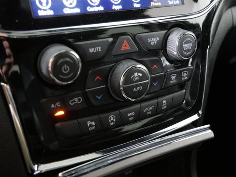 Used 2022 Jeep Grand Cherokee Laredo X AWD/4WD image 26