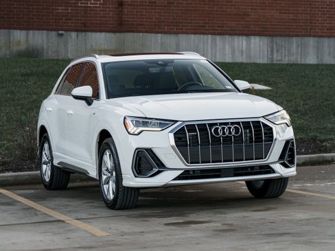 Certified 2025 Audi Q3 2.0T Premium w/ Convenience Package image 2