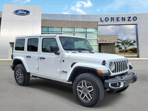 Used 2025 Jeep Wrangler Unlimited Sahara AWD/4WD image 3