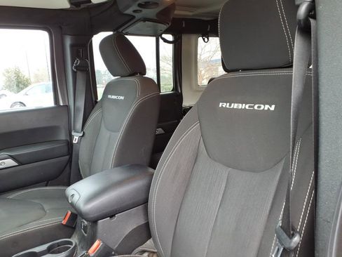 Used 2016 Jeep Wrangler Unlimited Rubicon w/ Connectivity Group image 12