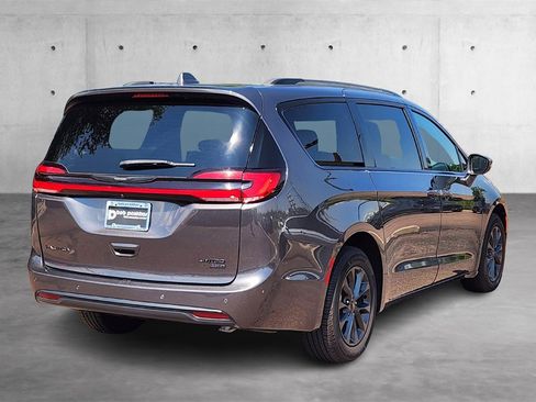 Used 2021 Chrysler Pacifica Limited w/ S Appearance Package image 3