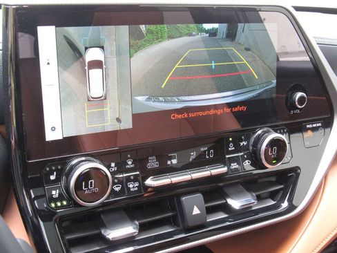 Used 2026 Toyota Highlander Limited AWD/4WD image 37