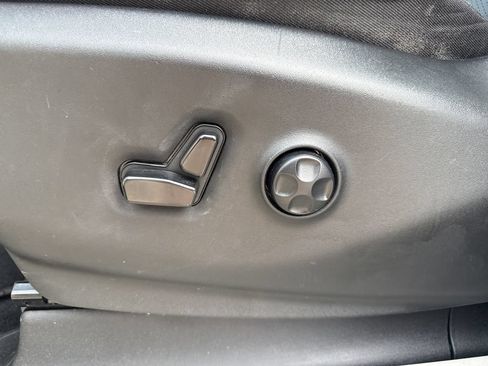 Used 2023 Chrysler Pacifica Touring-L FWD image 12