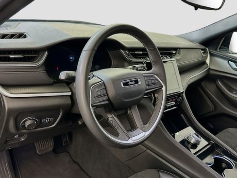 Used 2024 Jeep Grand Cherokee L Laredo image 18