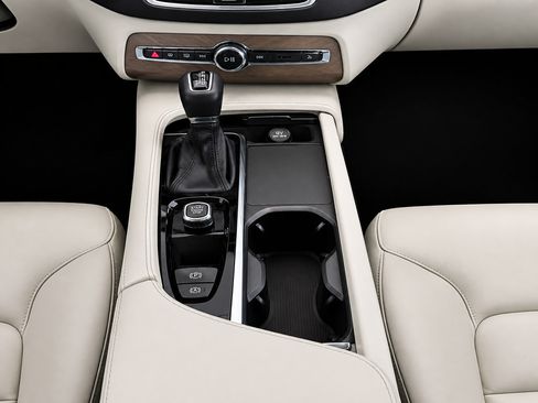 Used 2022 Volvo XC90 T5 Momentum w/ Climate Package FWD image 2