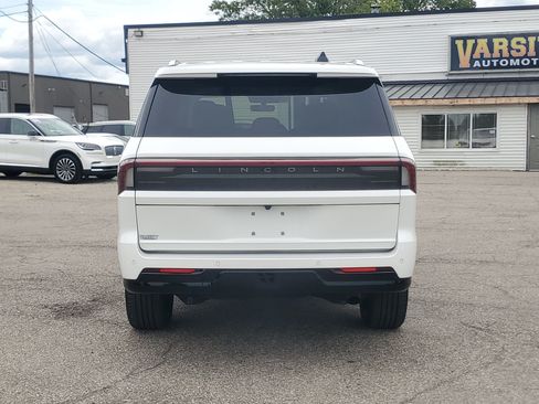 Used 2025 Lincoln Navigator Reserve AWD/4WD image 5