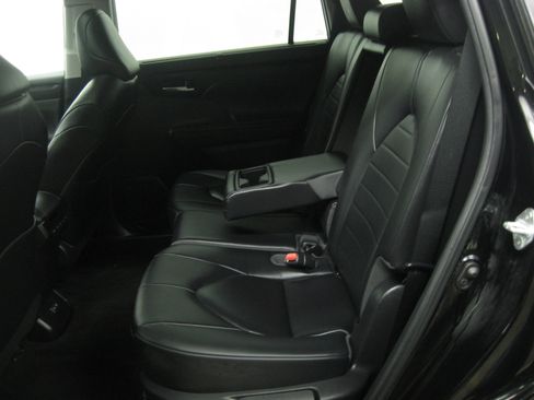 Certified 2023 Toyota Highlander XLE image 9