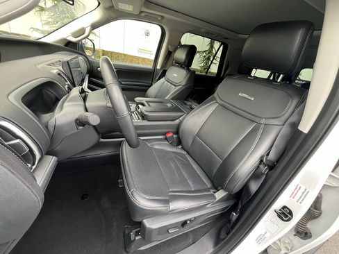 Used 2025 Ford Expedition Max Platinum image 19