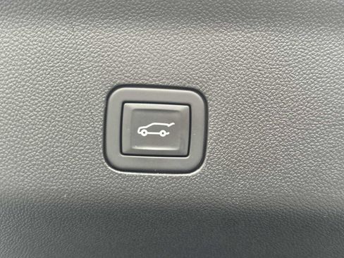 Used 2024 Chevrolet Suburban Z71 w/ Luxury Package image 25