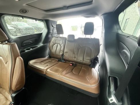 Used 2019 Chrysler Pacifica Limited w/ Tire & Wheel Group FWD image 33