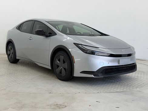 Used 2024 Toyota Prius LE FWD image 7