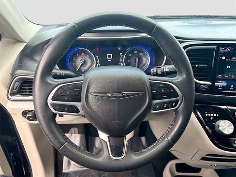 Used 2022 Chrysler Pacifica Touring-L image 11
