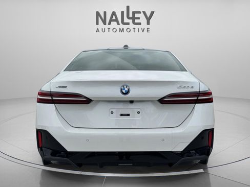Used 2025 BMW 550e xDrive w/ Premium Package image 4