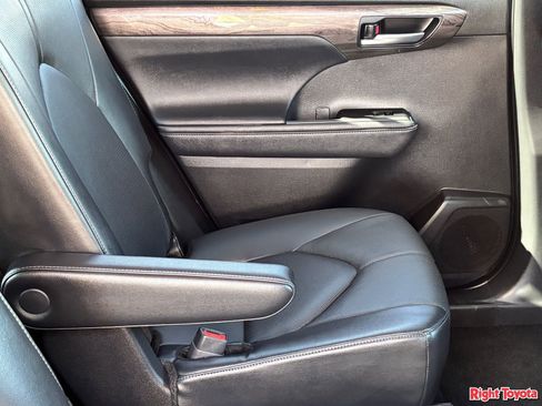 Certified 2024 Toyota Highlander Limited FWD image 14