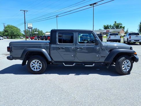 Used 2023 Jeep Gladiator Sport AWD/4WD image 3