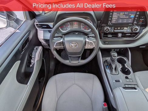 Used 2022 Toyota Highlander L FWD image 18
