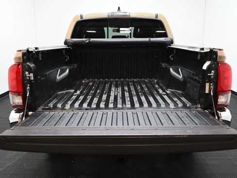 Used 2020 Toyota Tacoma SR5 AWD/4WD image 18