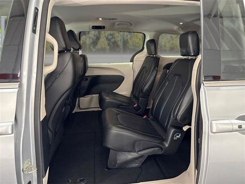 Used 2023 Chrysler Pacifica Touring-L image 10