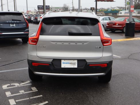 Used 2025 Volvo XC40 B5 Core image 9