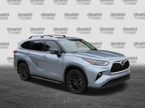Used 2022 Toyota Highlander XLE FWD image 2