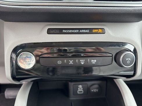 Used 2025 Ford Escape SE image 21