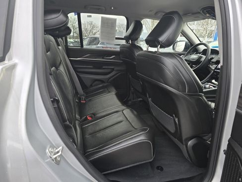 Used 2023 Jeep Grand Cherokee Limited image 13