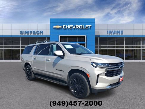 Used 2023 Chevrolet Suburban LT w/ Luxury Package AWD/4WD image 2