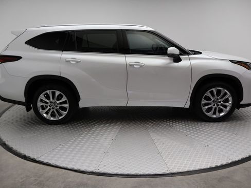 Used 2024 Toyota Highlander Limited image 7