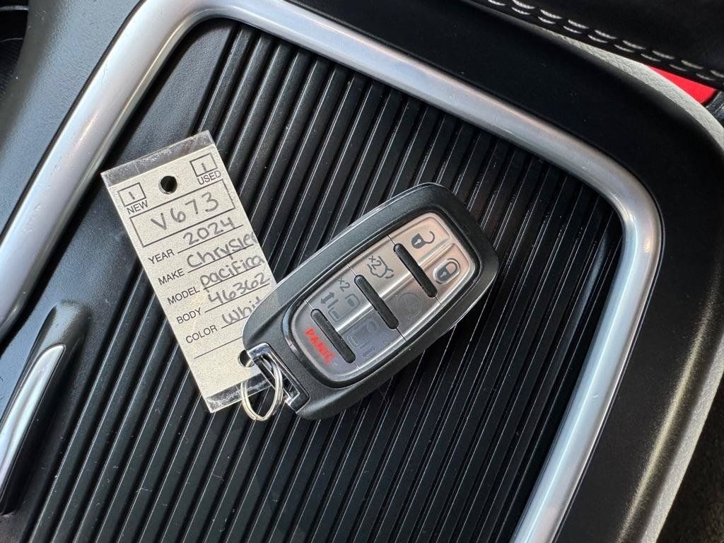 Used 2024 Chrysler Pacifica Limited FWD image 39