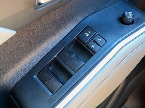 Used 2024 Toyota Highlander XLE FWD image 21