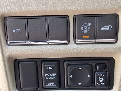 Used 2011 INFINITI QX56 4WD w/ Deluxe Touring Pkg image 27