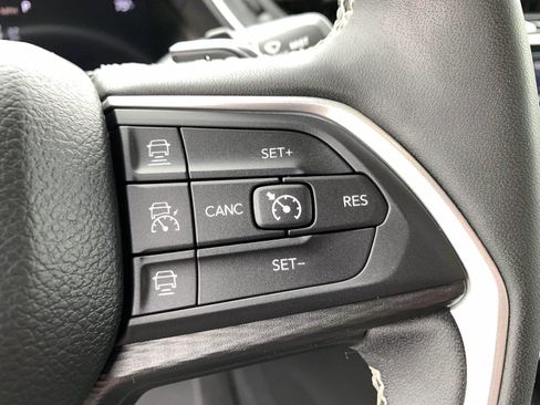 Used 2023 Jeep Grand Cherokee Altitude AWD/4WD image 17
