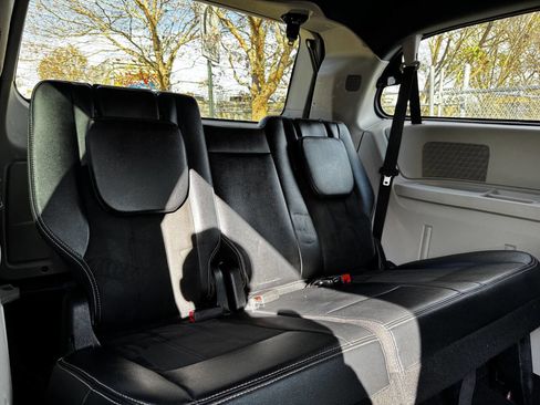 Used 2020 Dodge Grand Caravan SXT image 17