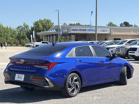 Used 2025 Hyundai Elantra SEL FWD image 5