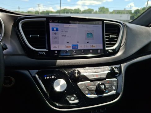 Used 2025 Chrysler Pacifica Select FWD image 14