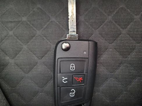 Used 2019 Volkswagen Tiguan S image 32