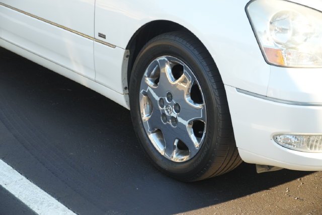 Used 2001 Lexus LS 430 RWD image 2