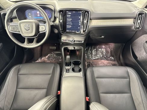Used 2025 Volvo XC40 B5 Core image 23