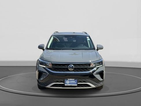 Used 2022 Volkswagen Taos SE w/ Panoramic Sunroof Package FWD image 2