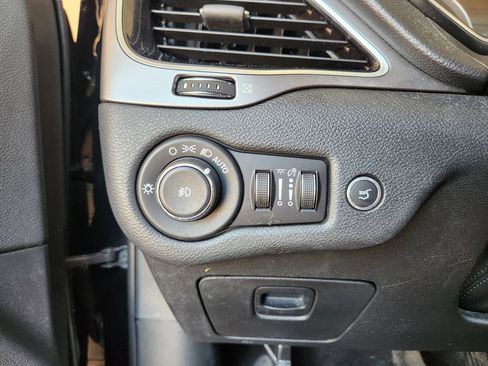 Used 2019 Jeep Cherokee Limited FWD image 22